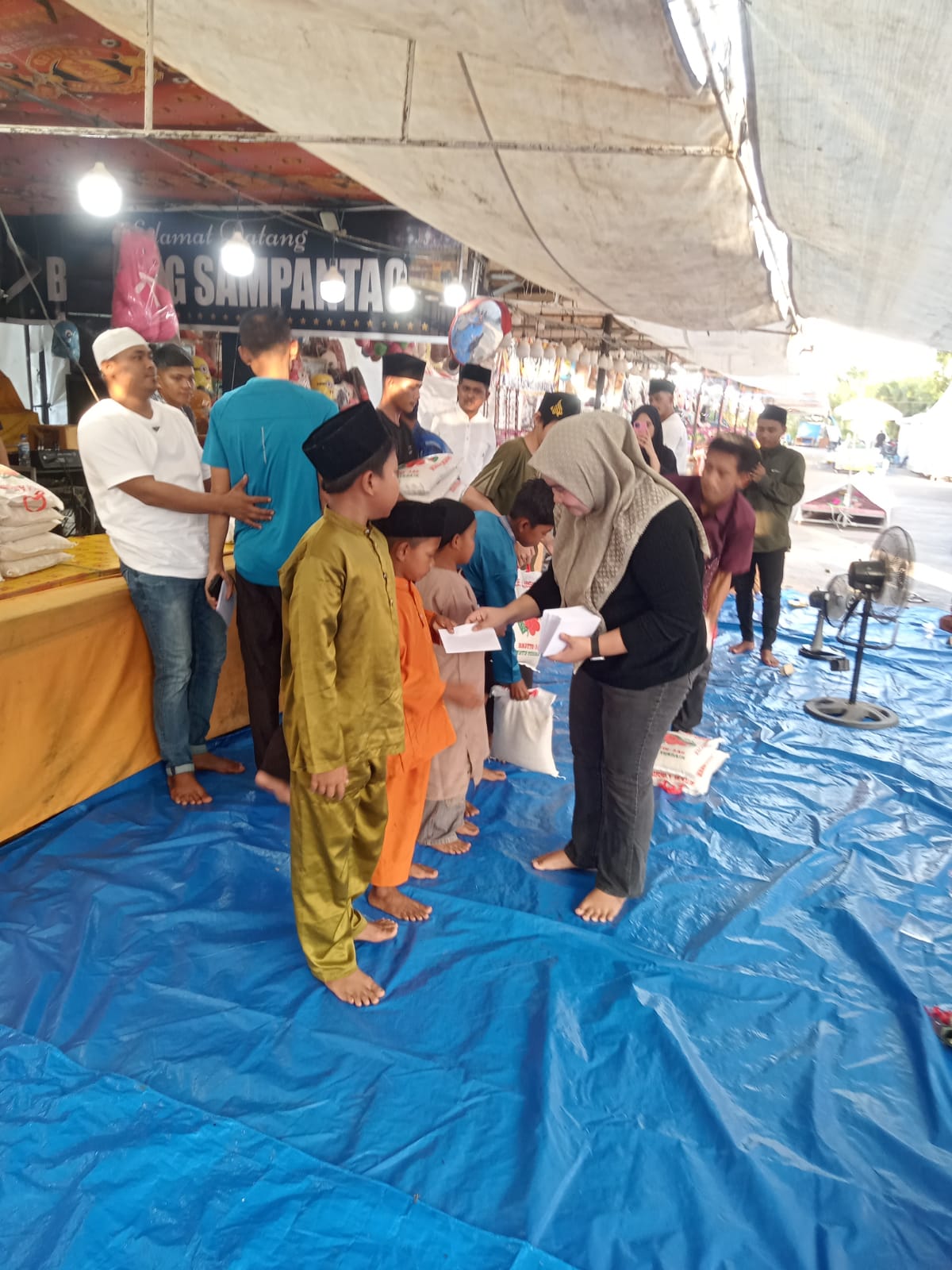 Berbagi Kebahagiaan, Pengelola Pasar Malam Batu Enam Santuni 75 Anak Yatim, Diiringi Doa Bersama