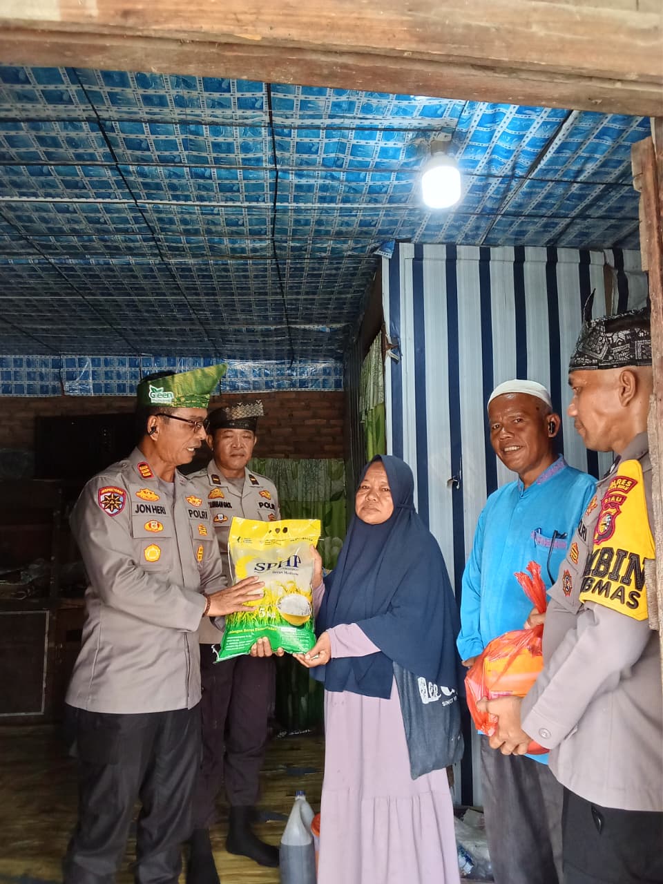 Program JALUR Hadir di Tambusai Tengah, Polsek Tambusai Salurkan Bantuan Sosial untuk Warga