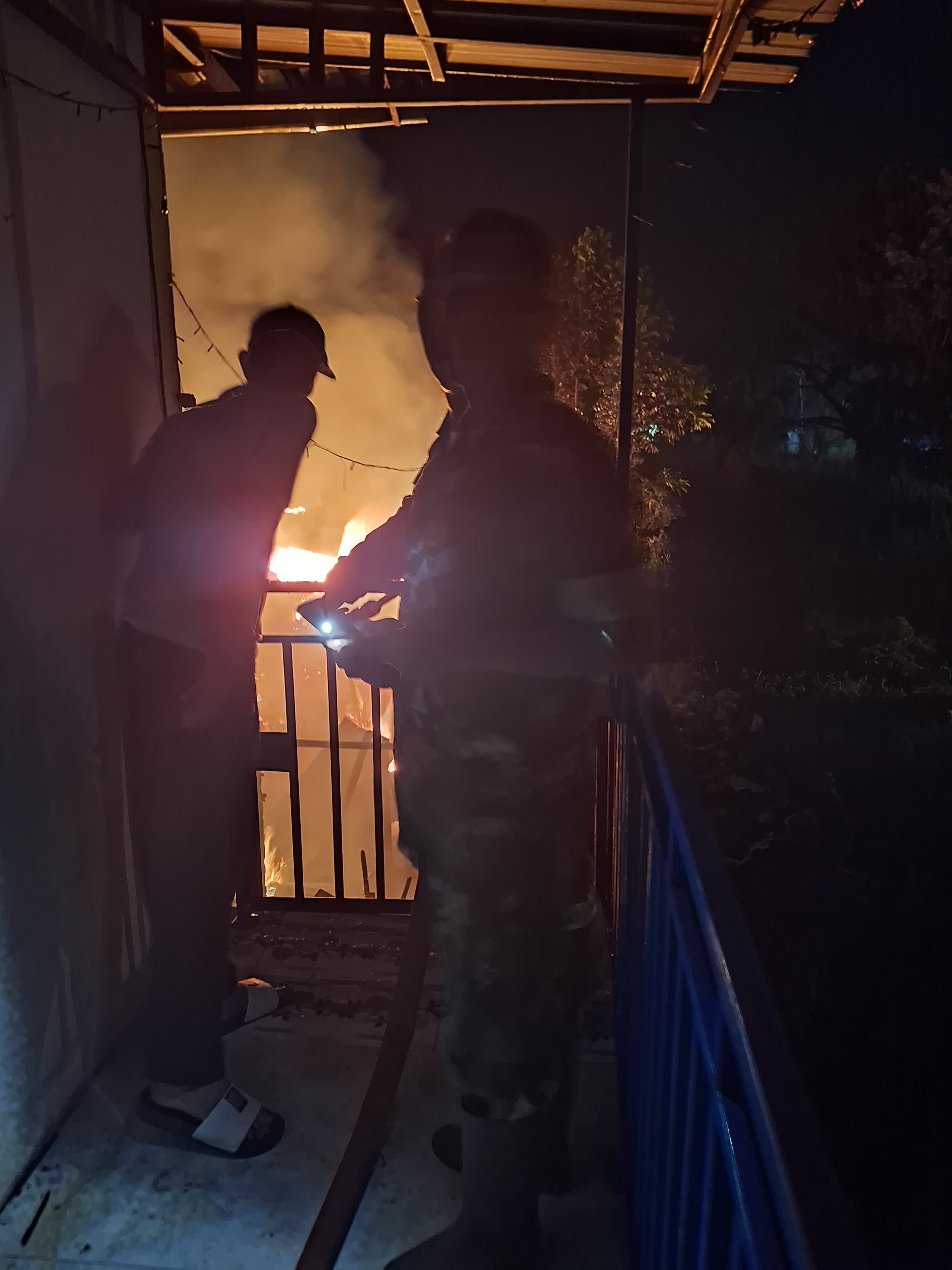 Rumah Warga Terbakar, Babinsa Koramil 01/Bangko Gerak Cepat Bantu Padamkan Api