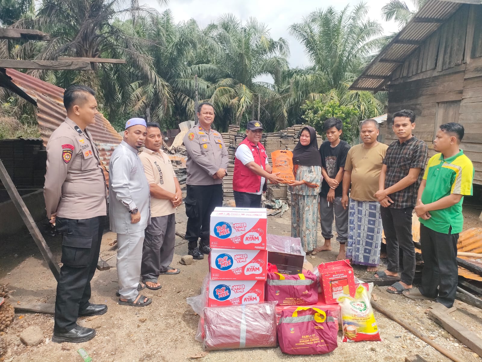 Kapolsek Kepenuhan dan Camat Salurkan Bantuan untuk Korban Kebakaran Rumah di Desa Ulak Patian
