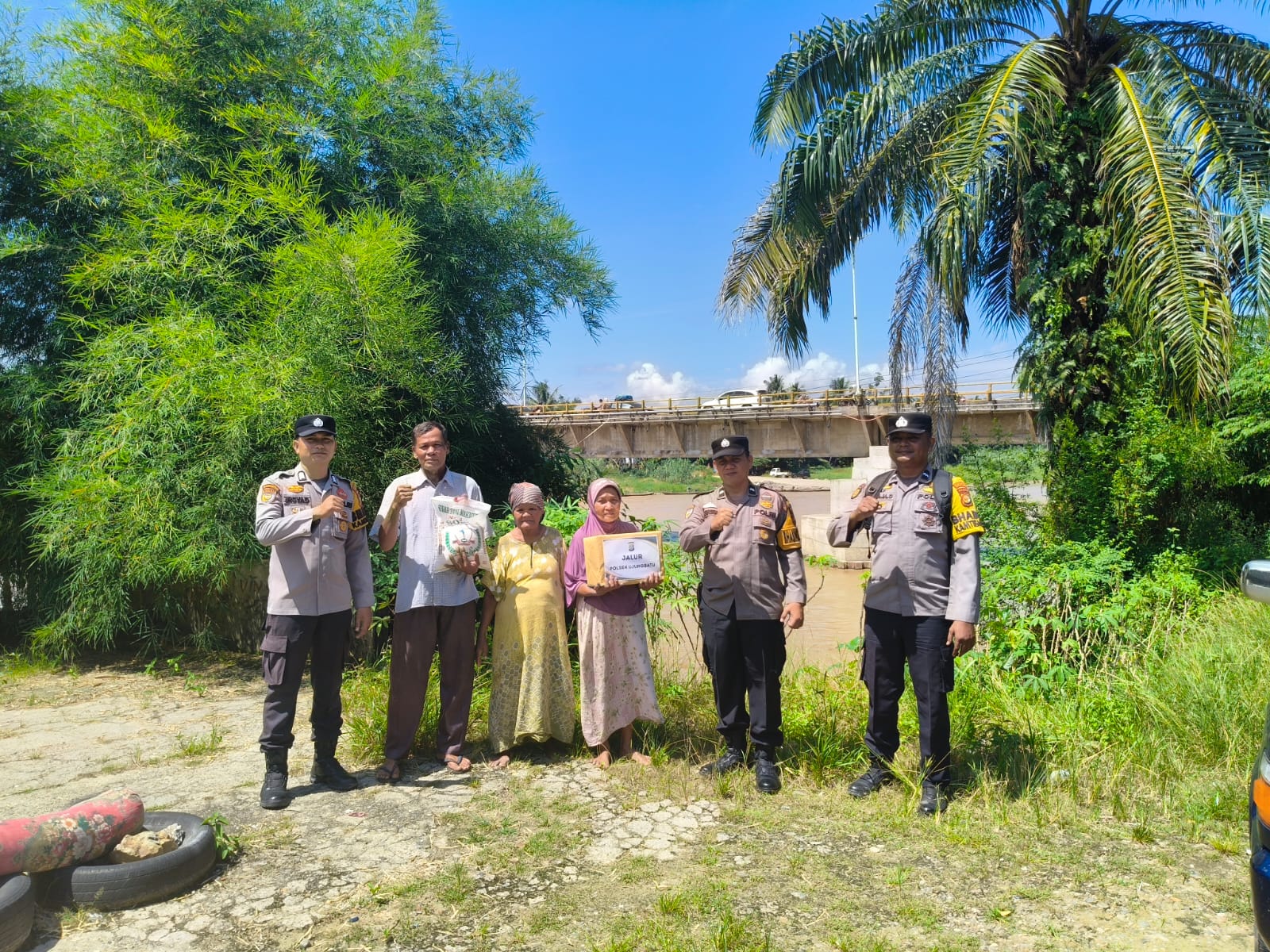 Polsek Ujungbatu Hadirkan Kepedulian Lewat Program JALUR, Salurkan Bansos dan Layanan Kesehatan di Pinggiran Sungai Rokan