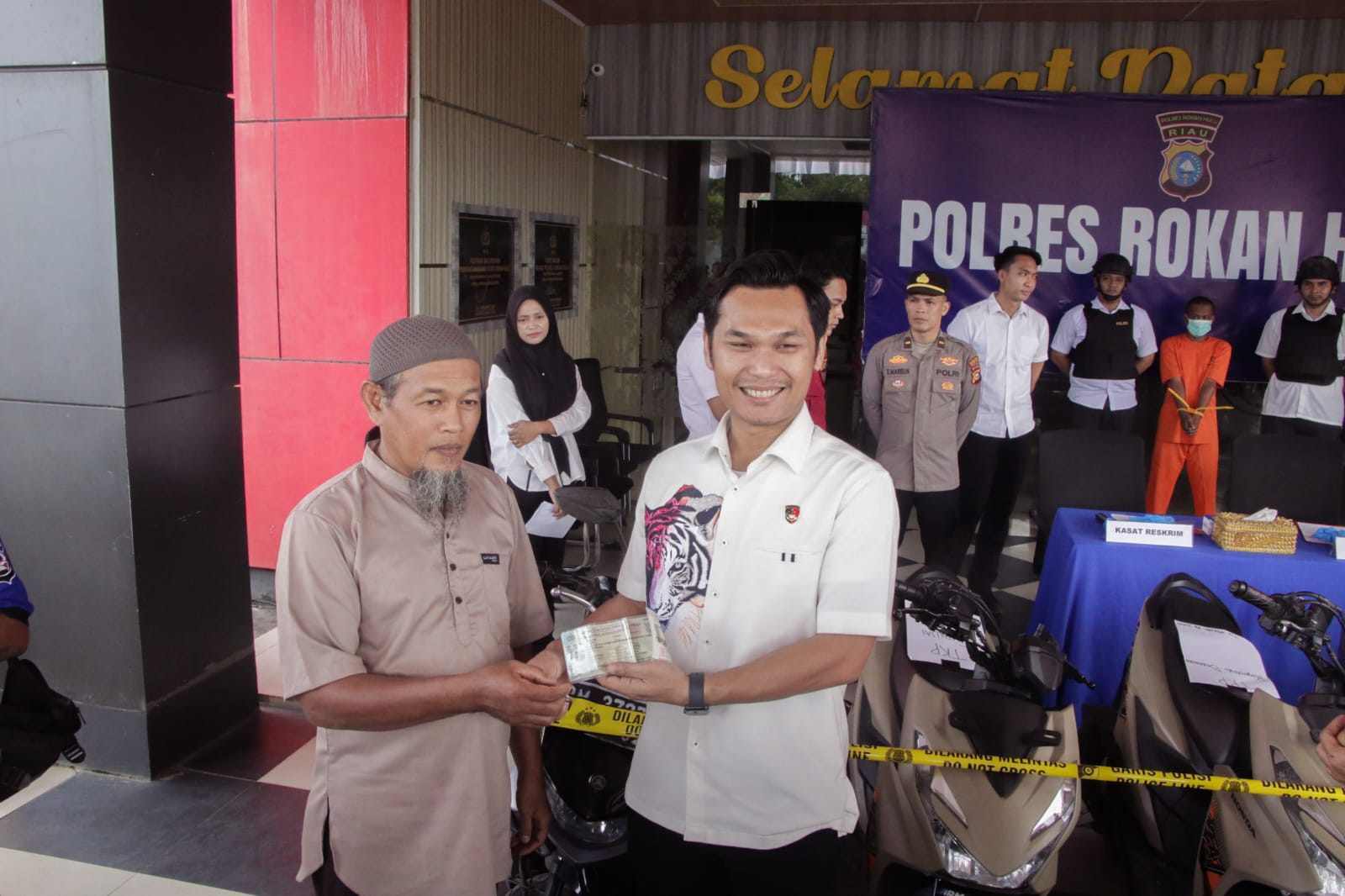 Konferensi Pers Polres Rokan Hulu Ungkap Rangkaian Kasus Curanmor, Satu Unit Mobil L300 dan 5 Unit Sepeda Motor Dikembalikan Kepada Korban